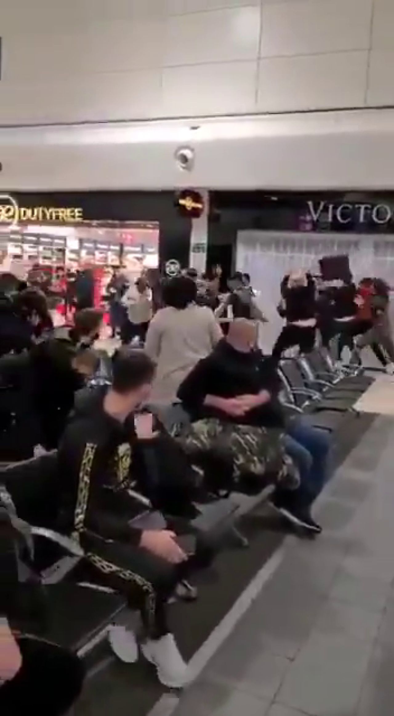 Romanii s-au luat la bataie pe aeroportul din Londra! Sange si lovituri in plin cu trollerele! Sunt imaginile care fac inconjurul lumii! De la ce a plecat totul_11