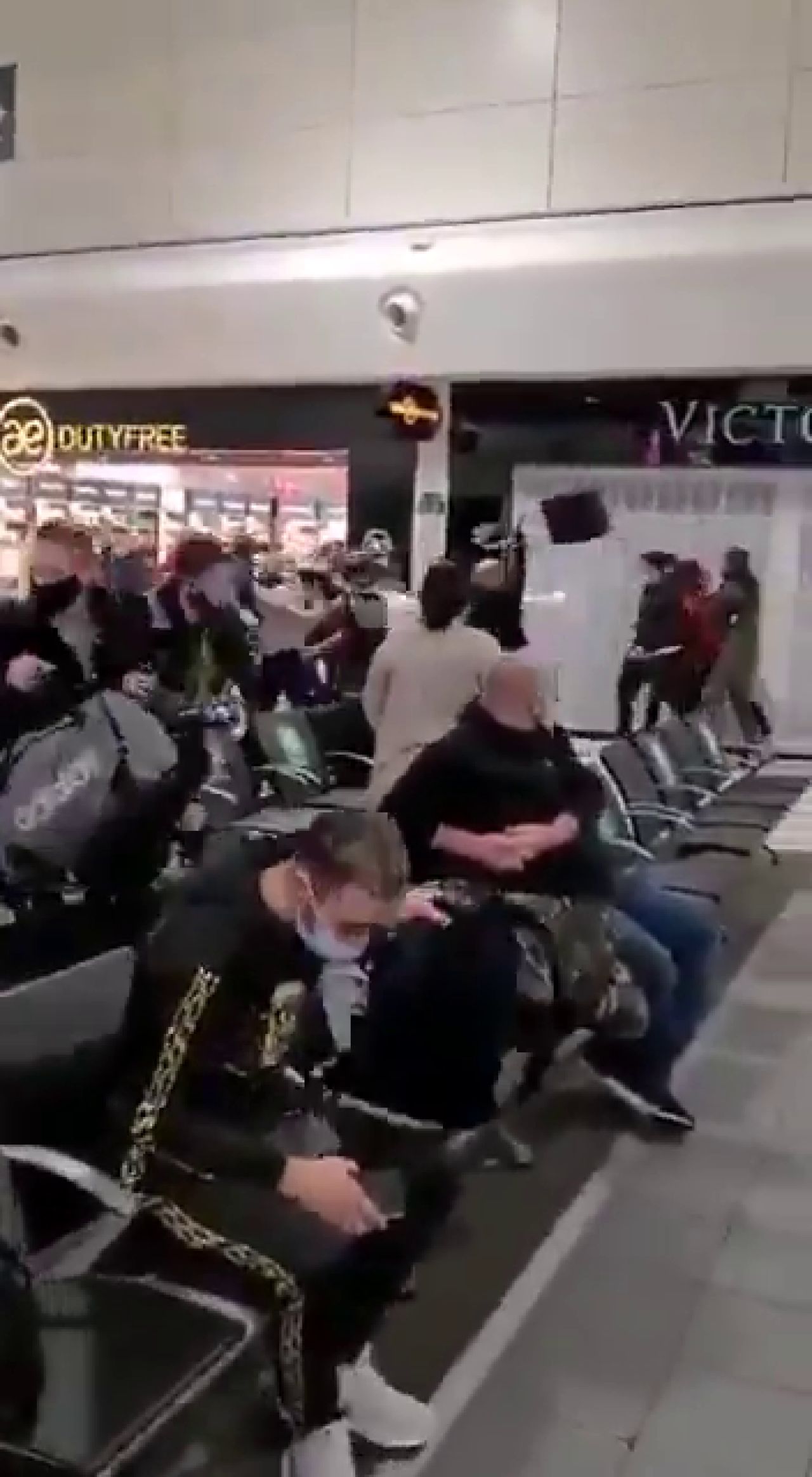 Romanii s-au luat la bataie pe aeroportul din Londra! Sange si lovituri in plin cu trollerele! Sunt imaginile care fac inconjurul lumii! De la ce a plecat totul_12