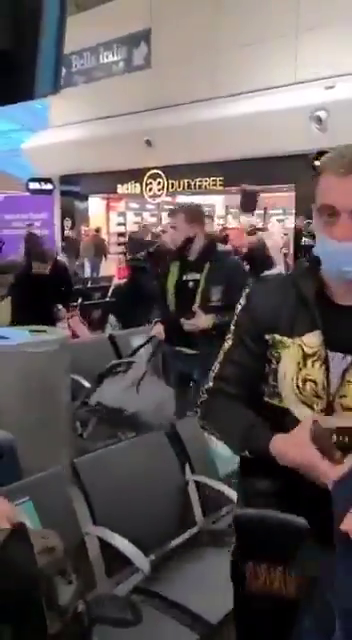 Romanii s-au luat la bataie pe aeroportul din Londra! Sange si lovituri in plin cu trollerele! Sunt imaginile care fac inconjurul lumii! De la ce a plecat totul_13