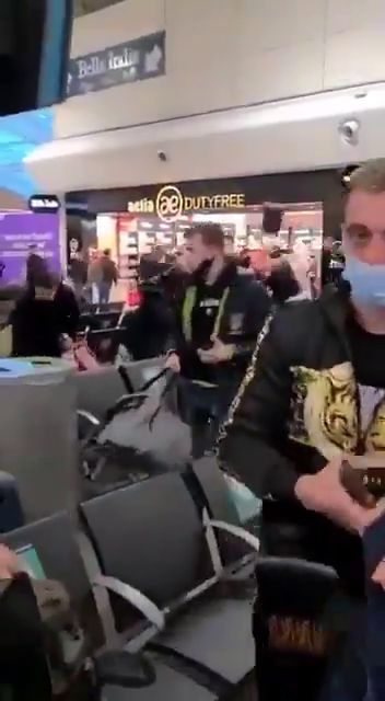 Romanii s-au luat la bataie pe aeroportul din Londra! Sange si lovituri in plin cu trollerele! Sunt imaginile care fac inconjurul lumii! De la ce a plecat totul_13