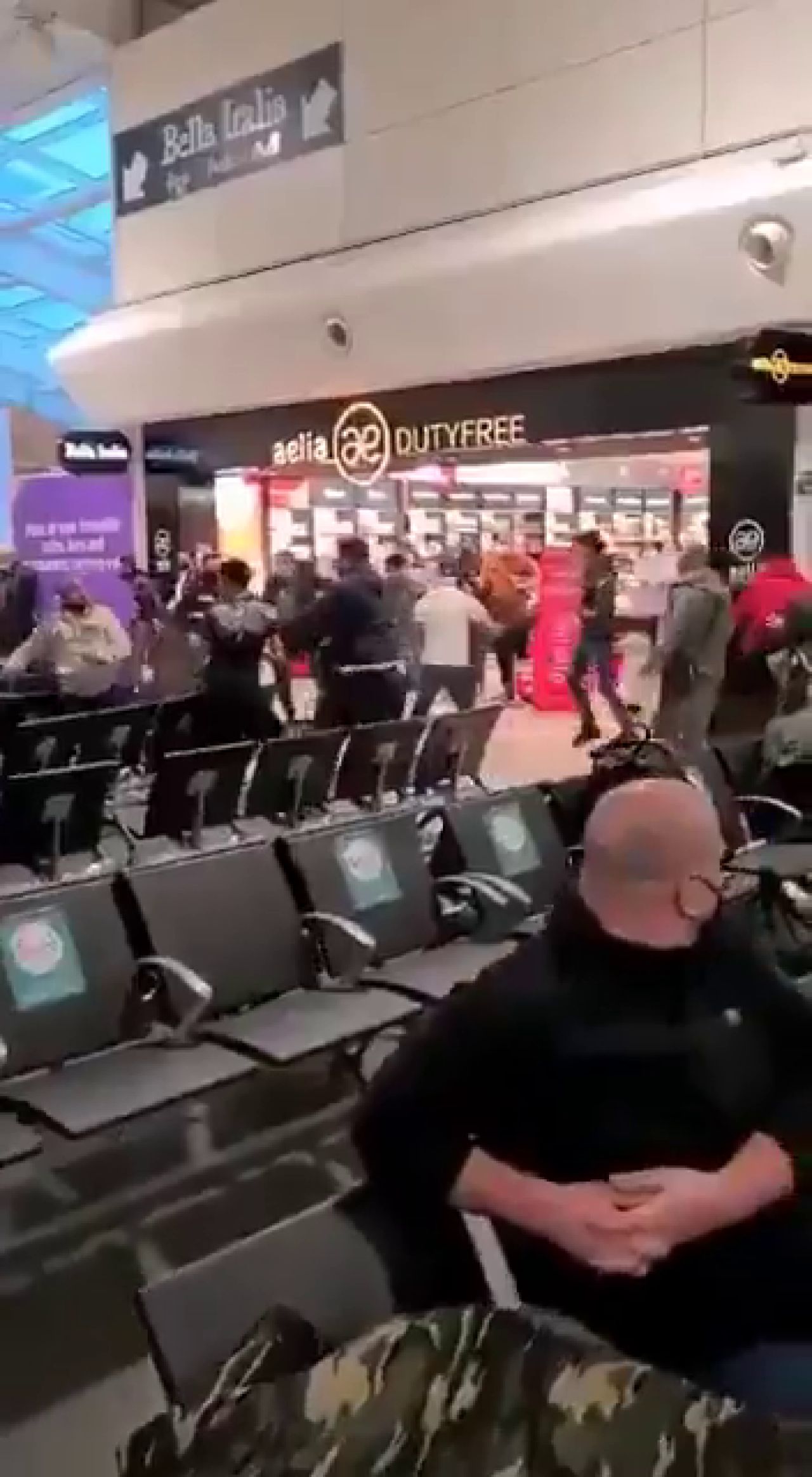 Romanii s-au luat la bataie pe aeroportul din Londra! Sange si lovituri in plin cu trollerele! Sunt imaginile care fac inconjurul lumii! De la ce a plecat totul_14