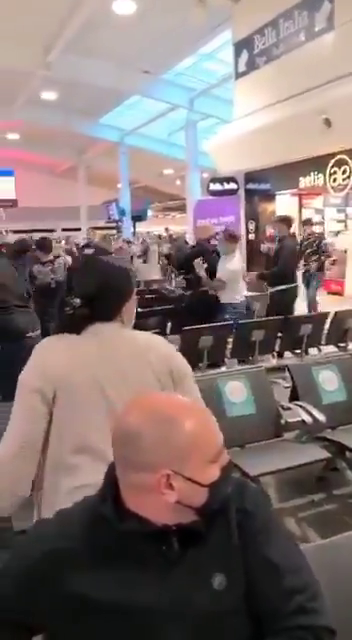Romanii s-au luat la bataie pe aeroportul din Londra! Sange si lovituri in plin cu trollerele! Sunt imaginile care fac inconjurul lumii! De la ce a plecat totul_15