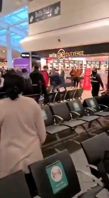 Romanii s-au luat la bataie pe aeroportul din Londra! Sange si lovituri in plin cu trollerele! Sunt imaginile care fac inconjurul lumii! De la ce a plecat totul_16