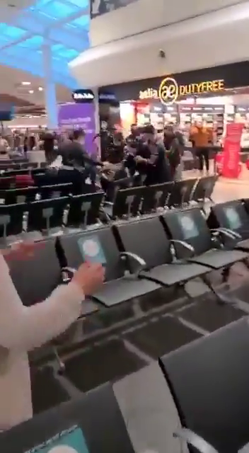 Romanii s-au luat la bataie pe aeroportul din Londra! Sange si lovituri in plin cu trollerele! Sunt imaginile care fac inconjurul lumii! De la ce a plecat totul_17