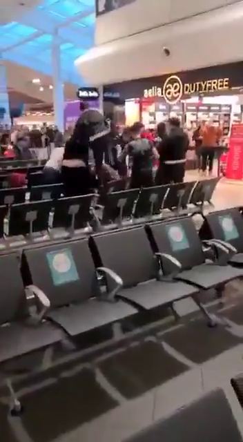 Romanii s-au luat la bataie pe aeroportul din Londra! Sange si lovituri in plin cu trollerele! Sunt imaginile care fac inconjurul lumii! De la ce a plecat totul_18