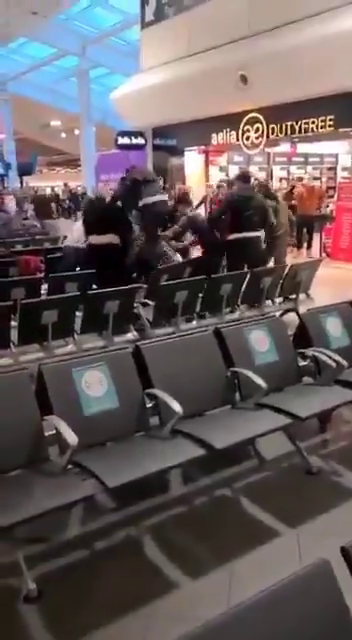 Romanii s-au luat la bataie pe aeroportul din Londra! Sange si lovituri in plin cu trollerele! Sunt imaginile care fac inconjurul lumii! De la ce a plecat totul_19