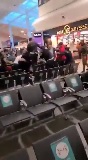 Romanii s-au luat la bataie pe aeroportul din Londra! Sange si lovituri in plin cu trollerele! Sunt imaginile care fac inconjurul lumii! De la ce a plecat totul_20