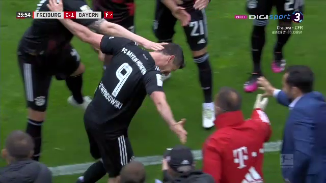 Asa ceva nu s-a mai intamplat in timpul unui meci de fotbal! Ce au facut jucatorii lui Bayern dupa ce Lewandowski a egalat recordul uluitor al lui Gerd Muller_11