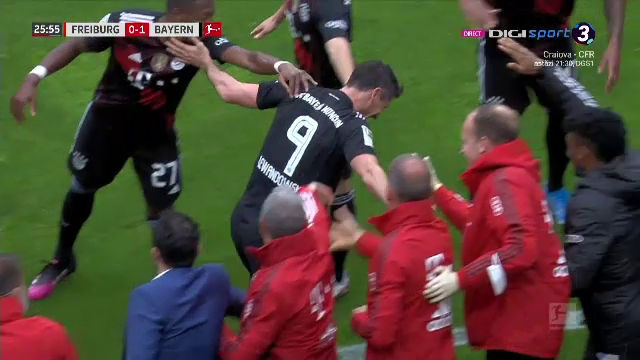 Asa ceva nu s-a mai intamplat in timpul unui meci de fotbal! Ce au facut jucatorii lui Bayern dupa ce Lewandowski a egalat recordul uluitor al lui Gerd Muller_12