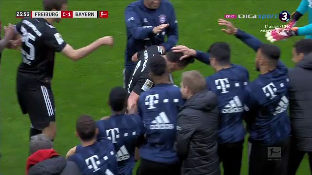 Asa ceva nu s-a mai intamplat in timpul unui meci de fotbal! Ce au facut jucatorii lui Bayern dupa ce Lewandowski a egalat recordul uluitor al lui Gerd Muller_13