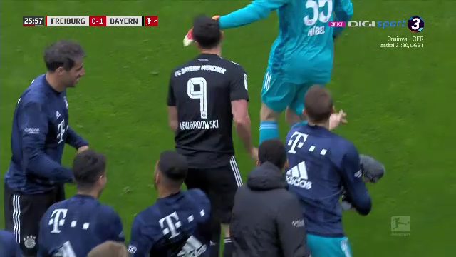 Asa ceva nu s-a mai intamplat in timpul unui meci de fotbal! Ce au facut jucatorii lui Bayern dupa ce Lewandowski a egalat recordul uluitor al lui Gerd Muller_14