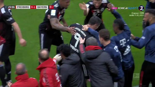 Asa ceva nu s-a mai intamplat in timpul unui meci de fotbal! Ce au facut jucatorii lui Bayern dupa ce Lewandowski a egalat recordul uluitor al lui Gerd Muller_19