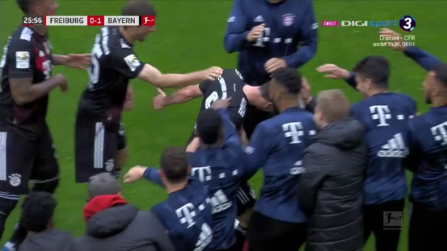 Asa ceva nu s-a mai intamplat in timpul unui meci de fotbal! Ce au facut jucatorii lui Bayern dupa ce Lewandowski a egalat recordul uluitor al lui Gerd Muller_20
