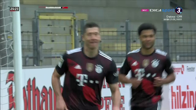 Asa ceva nu s-a mai intamplat in timpul unui meci de fotbal! Ce au facut jucatorii lui Bayern dupa ce Lewandowski a egalat recordul uluitor al lui Gerd Muller_24