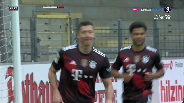 Asa ceva nu s-a mai intamplat in timpul unui meci de fotbal! Ce au facut jucatorii lui Bayern dupa ce Lewandowski a egalat recordul uluitor al lui Gerd Muller_24