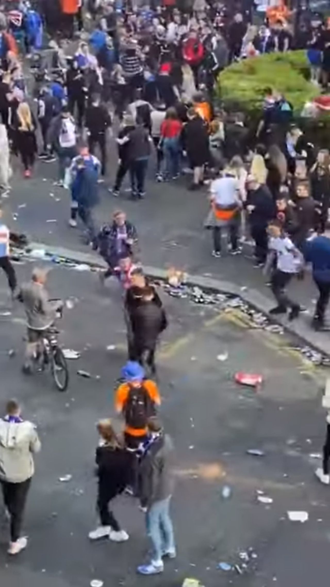 Imagini incredibile cu fanii lui Rangers! Au innebunit dupa primul titlu castigat in ultimii 10 ani! S-au batut intre ei si au fost facuti praf de presa_1