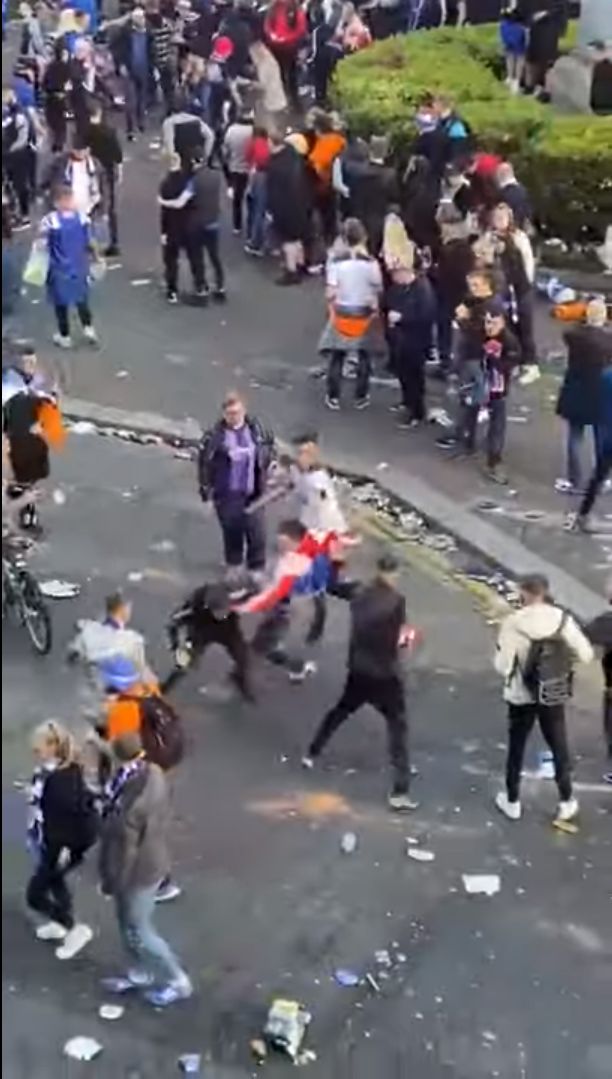 Imagini incredibile cu fanii lui Rangers! Au innebunit dupa primul titlu castigat in ultimii 10 ani! S-au batut intre ei si au fost facuti praf de presa_2