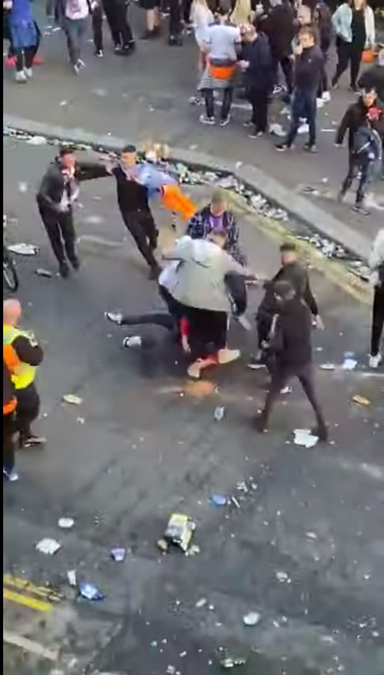 Imagini incredibile cu fanii lui Rangers! Au innebunit dupa primul titlu castigat in ultimii 10 ani! S-au batut intre ei si au fost facuti praf de presa_3