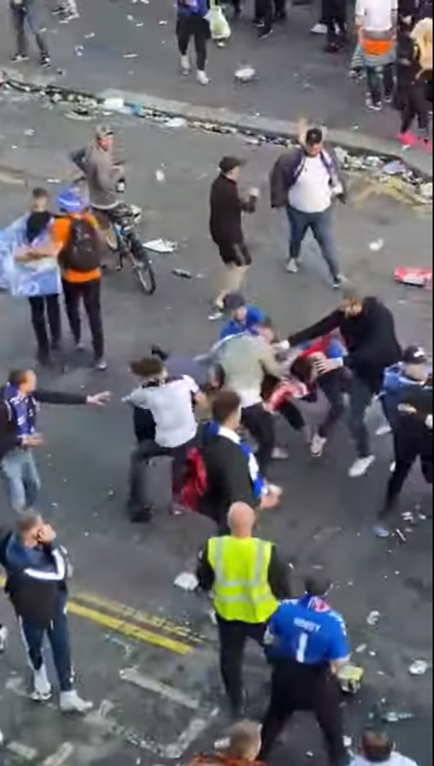Imagini incredibile cu fanii lui Rangers! Au innebunit dupa primul titlu castigat in ultimii 10 ani! S-au batut intre ei si au fost facuti praf de presa_5