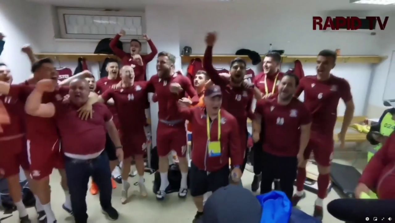 'Poetul' Iosif pe modul TURBO! Imagini fantastice dupa promovarea Rapidului. A scos burtica in fata si a inceput sa urle: ce a urmat in vestiar :)_14