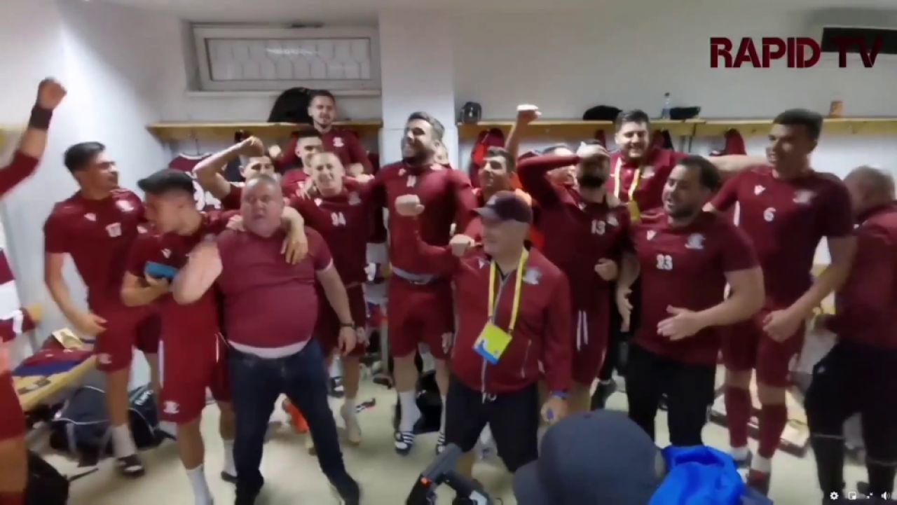 'Poetul' Iosif pe modul TURBO! Imagini fantastice dupa promovarea Rapidului. A scos burtica in fata si a inceput sa urle: ce a urmat in vestiar :)_15