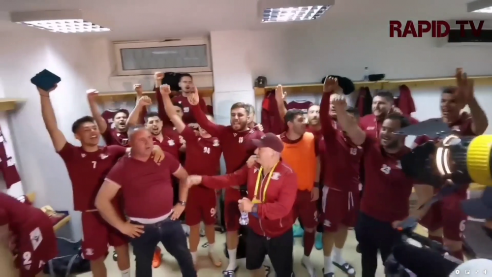 'Poetul' Iosif pe modul TURBO! Imagini fantastice dupa promovarea Rapidului. A scos burtica in fata si a inceput sa urle: ce a urmat in vestiar :)_19