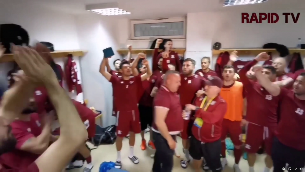 'Poetul' Iosif pe modul TURBO! Imagini fantastice dupa promovarea Rapidului. A scos burtica in fata si a inceput sa urle: ce a urmat in vestiar :)_20