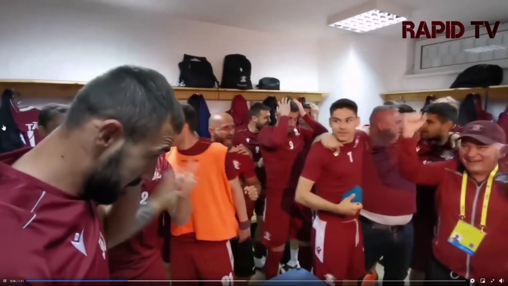 'Poetul' Iosif pe modul TURBO! Imagini fantastice dupa promovarea Rapidului. A scos burtica in fata si a inceput sa urle: ce a urmat in vestiar :)_27