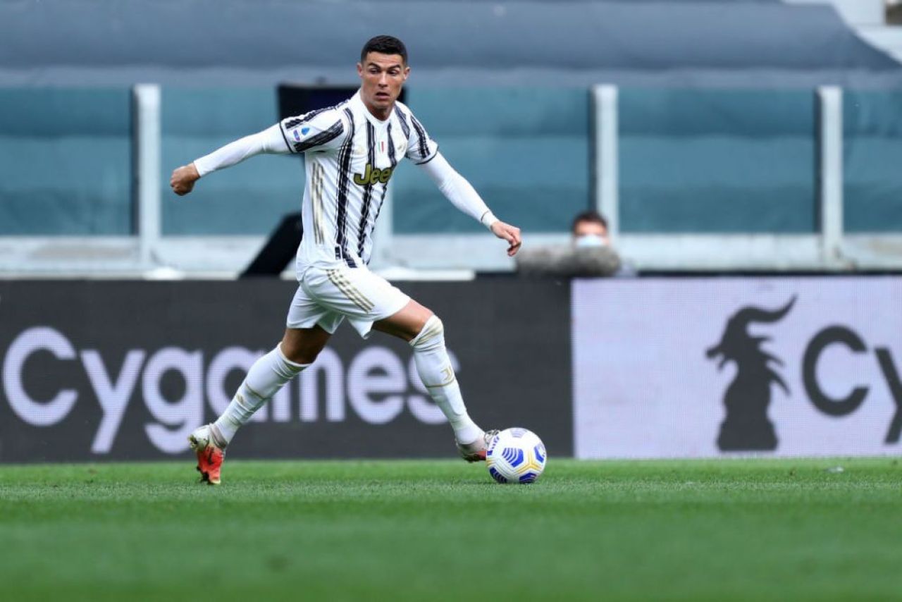 Italienii au aflat de ce si-a mutat Ronaldo masinile!