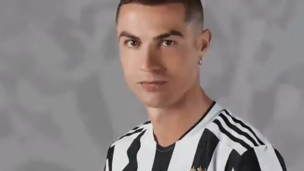 Juventus si-a prezentat noul echipament! Ce tricouri vor purta Ronaldo si Dybala din sezonul urmator