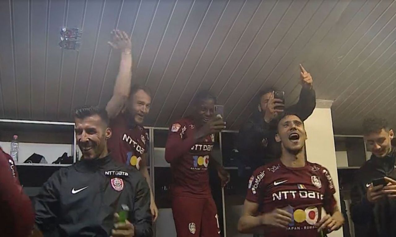 GENIAL! Ce scria pe tricourile luate de jucatorii CFR-ului imediat dupa ce au devenit campioni_4