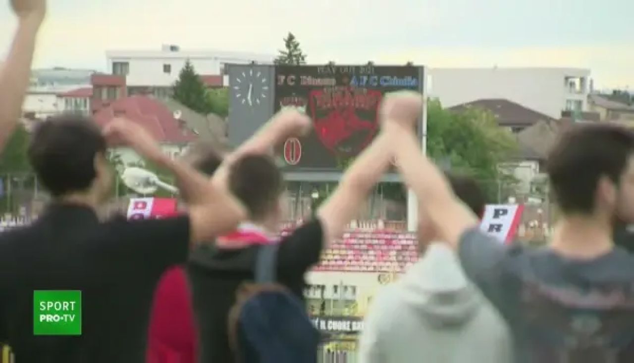 ”Cea mai sexy fotbalistă din lume” a fost prezentată la noua sa echipă!_18