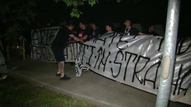 Ultrasii FCSB s-au dus peste echipa la Giurgiu dupa ce au aflat ca vine Sumudica! Au tipat impotriva lui MM Stoica si l-au injurat pe Sumudica. Imaginile momentului_4