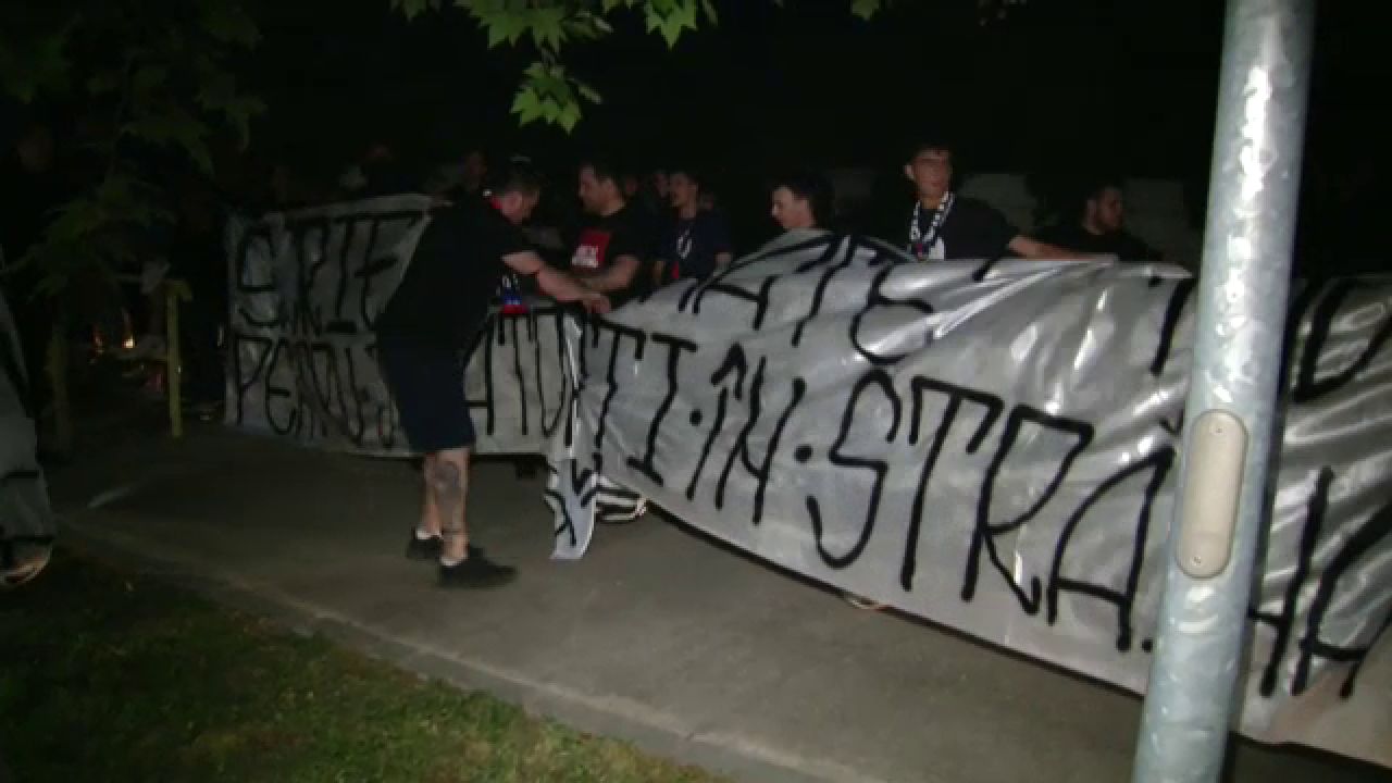 Ultrasii FCSB s-au dus peste echipa la Giurgiu dupa ce au aflat ca vine Sumudica! Au tipat impotriva lui MM Stoica si l-au injurat pe Sumudica. Imaginile momentului_4