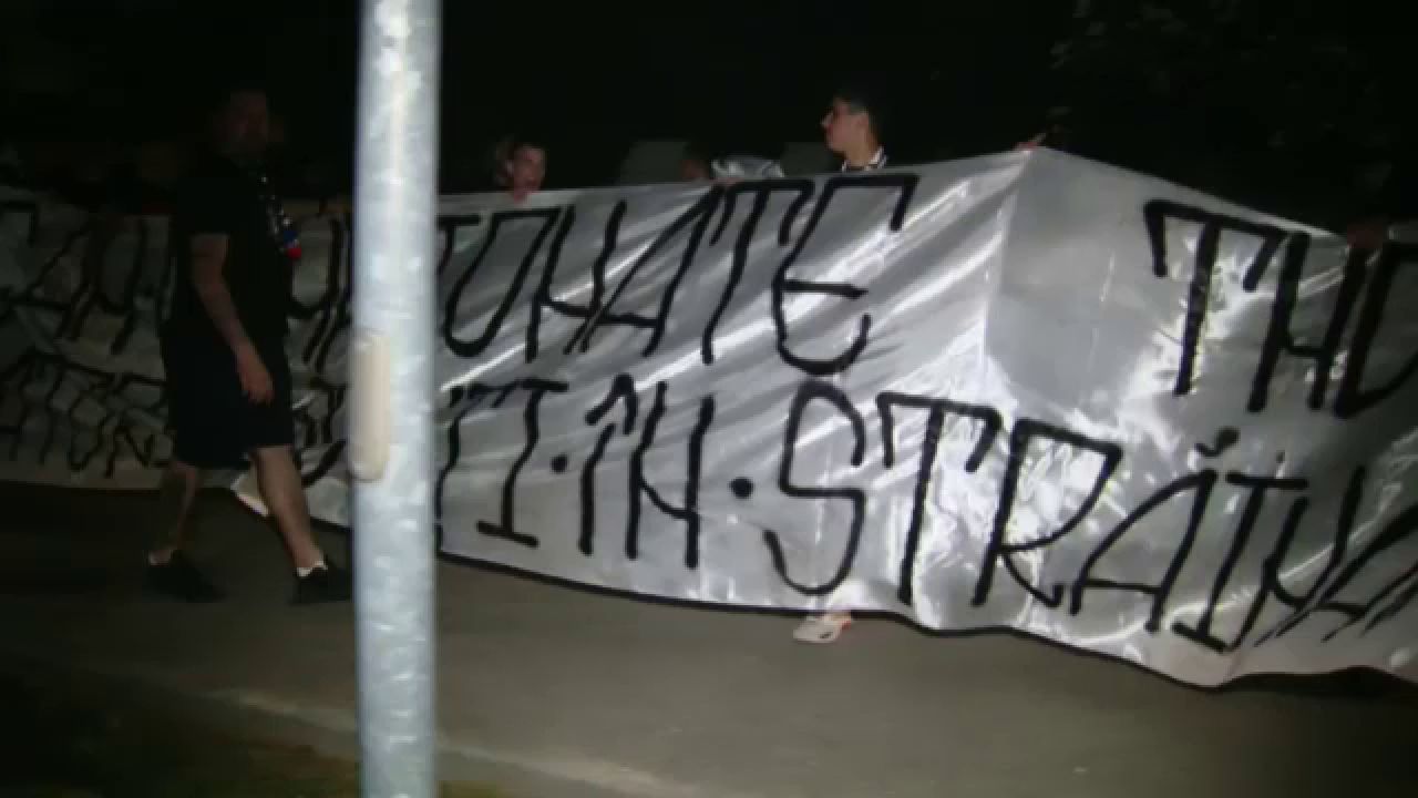 Ultrasii FCSB s-au dus peste echipa la Giurgiu dupa ce au aflat ca vine Sumudica! Au tipat impotriva lui MM Stoica si l-au injurat pe Sumudica. Imaginile momentului_6