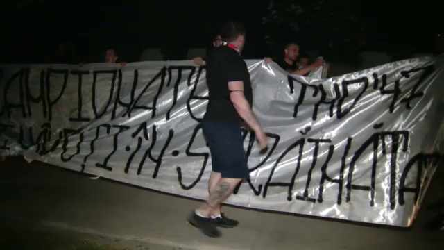 Ultrasii FCSB s-au dus peste echipa la Giurgiu dupa ce au aflat ca vine Sumudica! Au tipat impotriva lui MM Stoica si l-au injurat pe Sumudica. Imaginile momentului_8