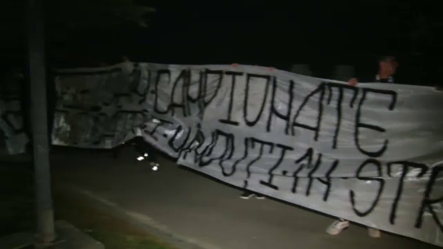 Ultrasii FCSB s-au dus peste echipa la Giurgiu dupa ce au aflat ca vine Sumudica! Au tipat impotriva lui MM Stoica si l-au injurat pe Sumudica. Imaginile momentului_9