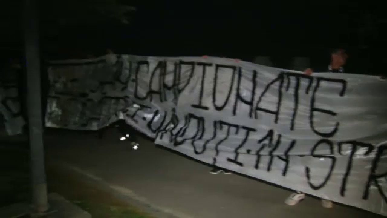 Ultrasii FCSB s-au dus peste echipa la Giurgiu dupa ce au aflat ca vine Sumudica! Au tipat impotriva lui MM Stoica si l-au injurat pe Sumudica. Imaginile momentului_9