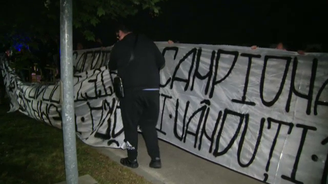 Ultrasii FCSB s-au dus peste echipa la Giurgiu dupa ce au aflat ca vine Sumudica! Au tipat impotriva lui MM Stoica si l-au injurat pe Sumudica. Imaginile momentului_10