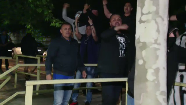 Ultrasii FCSB s-au dus peste echipa la Giurgiu dupa ce au aflat ca vine Sumudica! Au tipat impotriva lui MM Stoica si l-au injurat pe Sumudica. Imaginile momentului_11