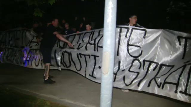 Ultrasii FCSB s-au dus peste echipa la Giurgiu dupa ce au aflat ca vine Sumudica! Au tipat impotriva lui MM Stoica si l-au injurat pe Sumudica. Imaginile momentului_12