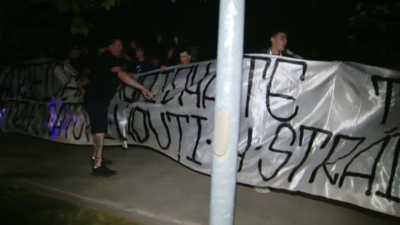 Ultrasii FCSB s-au dus peste echipa la Giurgiu dupa ce au aflat ca vine Sumudica! Au tipat impotriva lui MM Stoica si l-au injurat pe Sumudica. Imaginile momentului_12