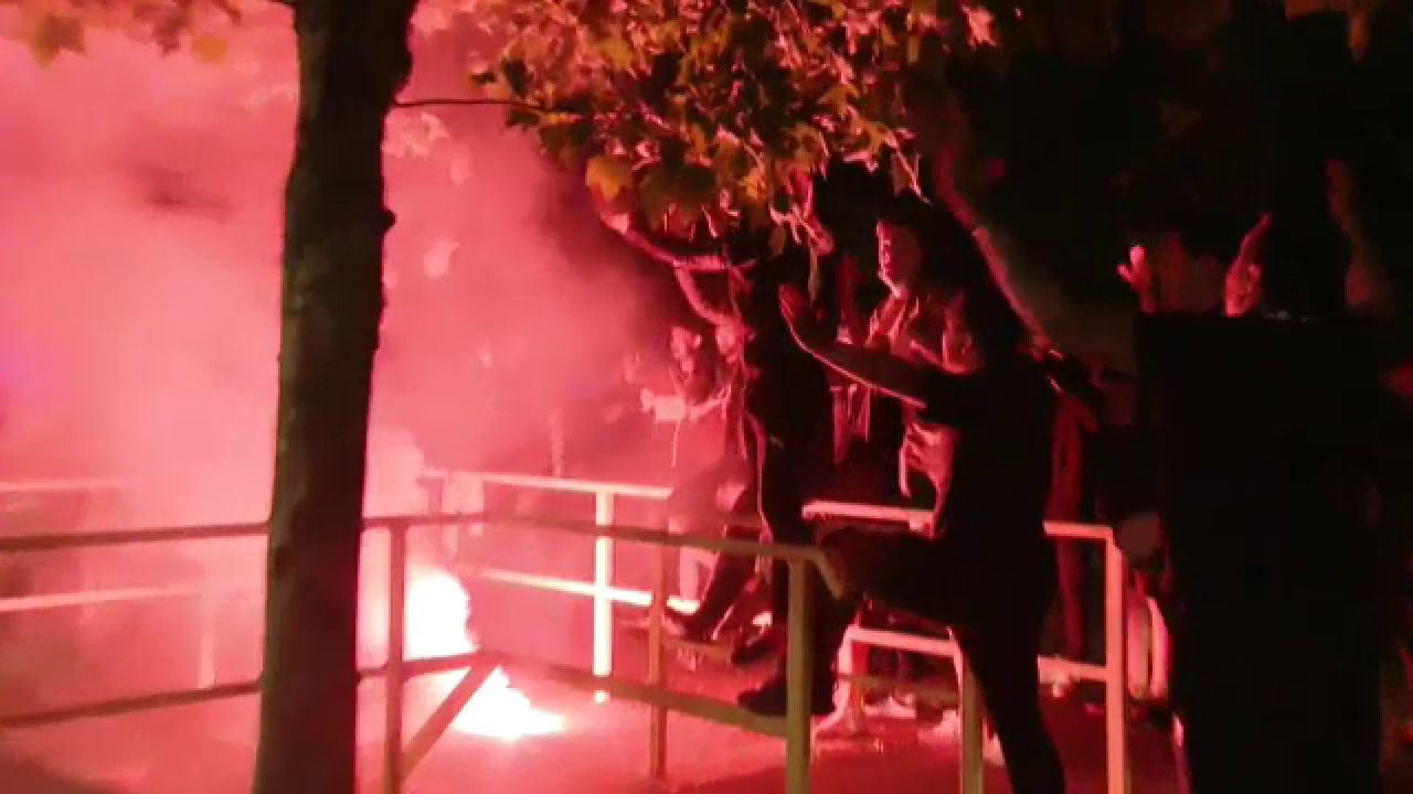 Ultrasii FCSB s-au dus peste echipa la Giurgiu dupa ce au aflat ca vine Sumudica! Au tipat impotriva lui MM Stoica si l-au injurat pe Sumudica. Imaginile momentului_15