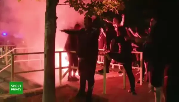 Ultrasii FCSB s-au dus peste echipa la Giurgiu dupa ce au aflat ca vine Sumudica! Au tipat impotriva lui MM Stoica si l-au injurat pe Sumudica. Imaginile momentului