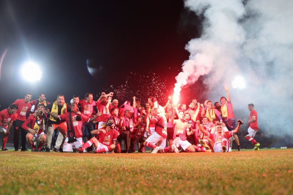 Pariu incredibil facut de un patron din Portugalia! Jucatorii au innebunit de ras cand au vazut! Cum au aparut dupa meci seful echipei si antrenorul imbracati