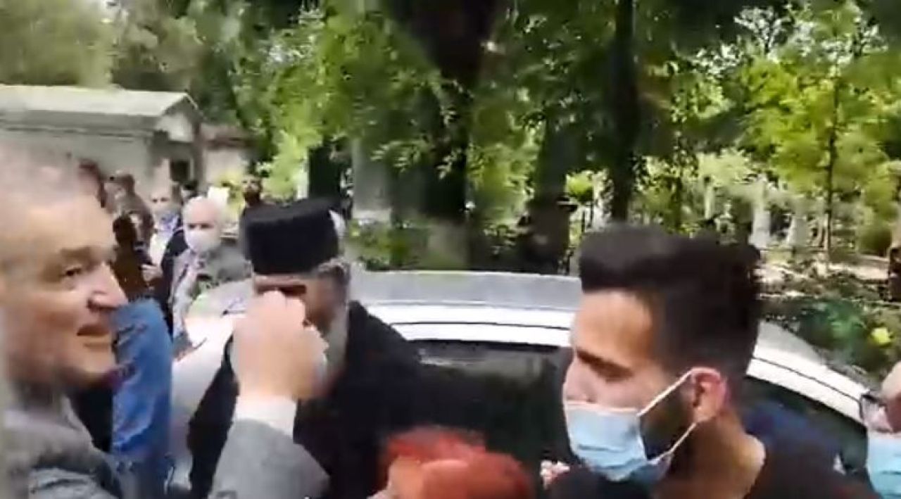 Imagini incredibile cu Gigi Becali la inmormantarea lui Ion Dichiseanu! A fost asaltat de oameni si a inceput sa imparta cu bani_1