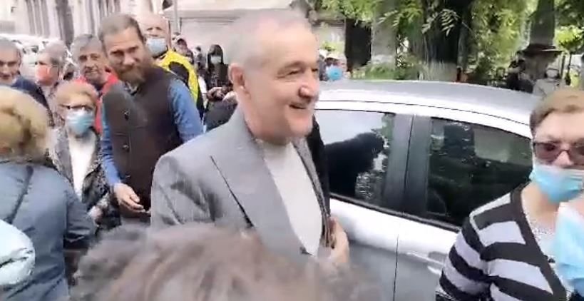 Imagini incredibile cu Gigi Becali la inmormantarea lui Ion Dichiseanu! A fost asaltat de oameni si a inceput sa imparta cu bani_2