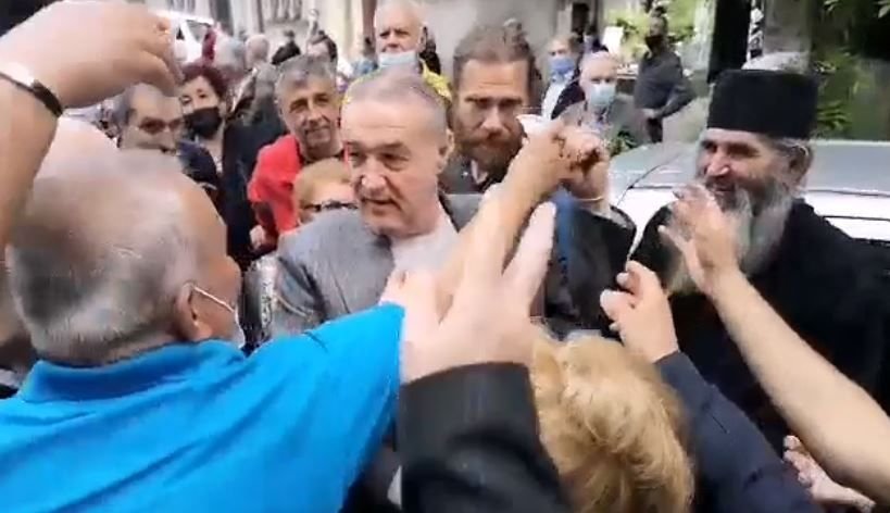 Imagini incredibile cu Gigi Becali la inmormantarea lui Ion Dichiseanu! A fost asaltat de oameni si a inceput sa imparta cu bani_3