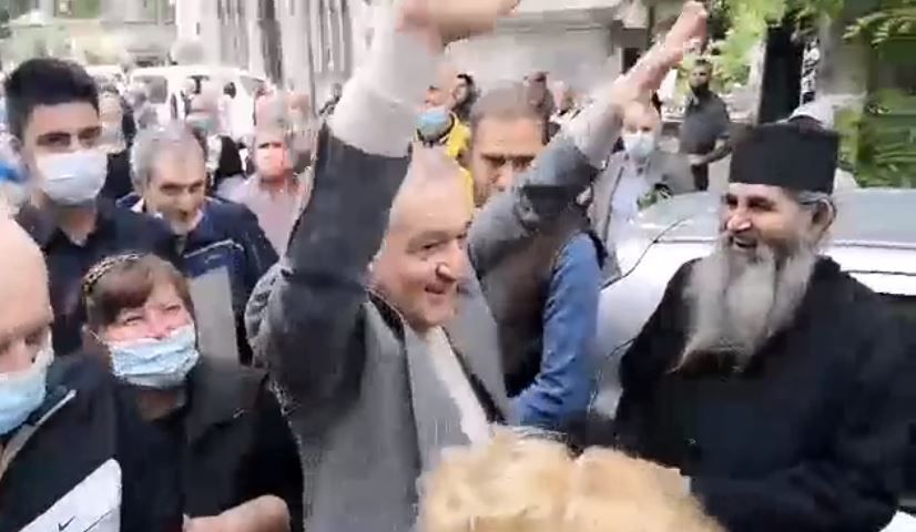 Imagini incredibile cu Gigi Becali la inmormantarea lui Ion Dichiseanu! A fost asaltat de oameni si a inceput sa imparta cu bani_4