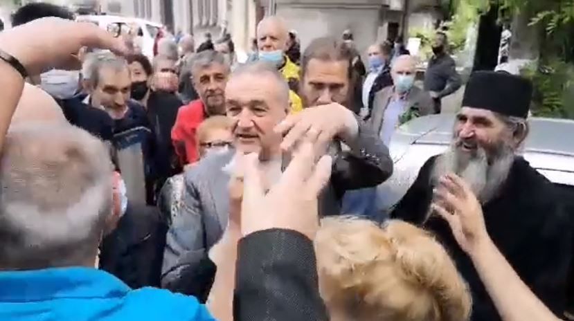 Imagini incredibile cu Gigi Becali la inmormantarea lui Ion Dichiseanu! A fost asaltat de oameni si a inceput sa imparta cu bani_5